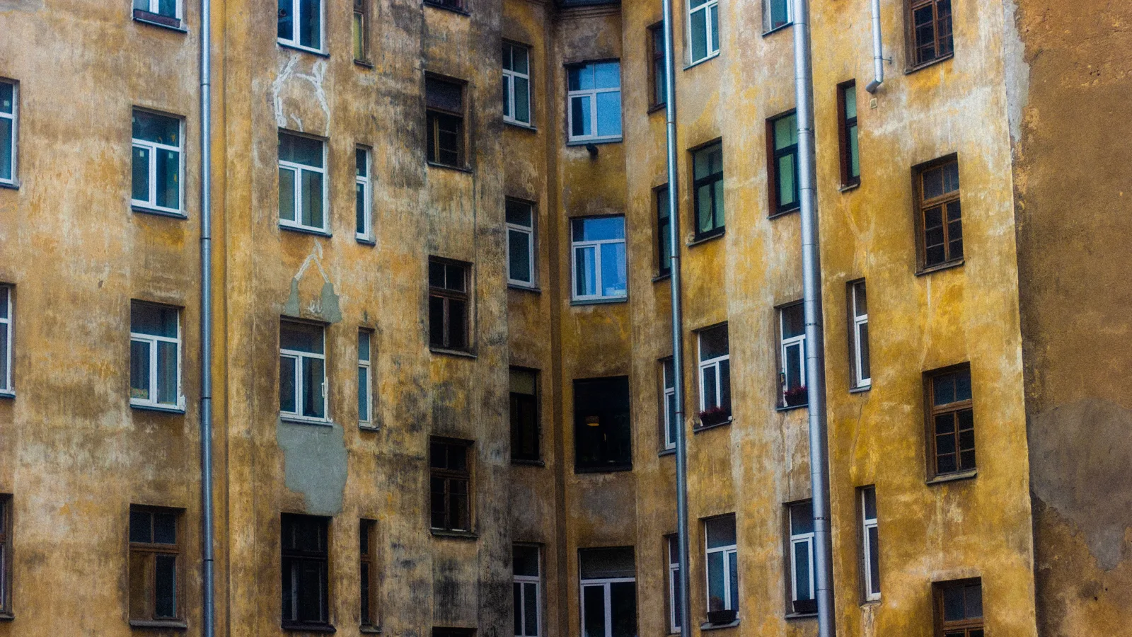 Façade ancienne d’un immeuble de rapport aux nombreux logements locatifs